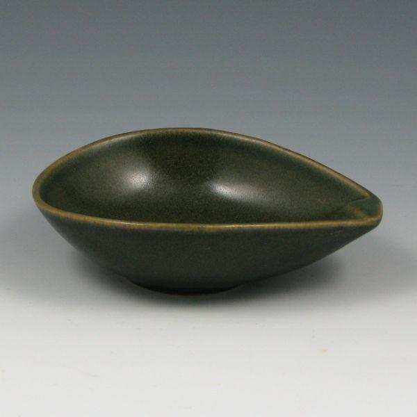 Roseville Raymor fruit bowl in