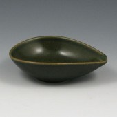 Roseville Raymor fruit bowl in