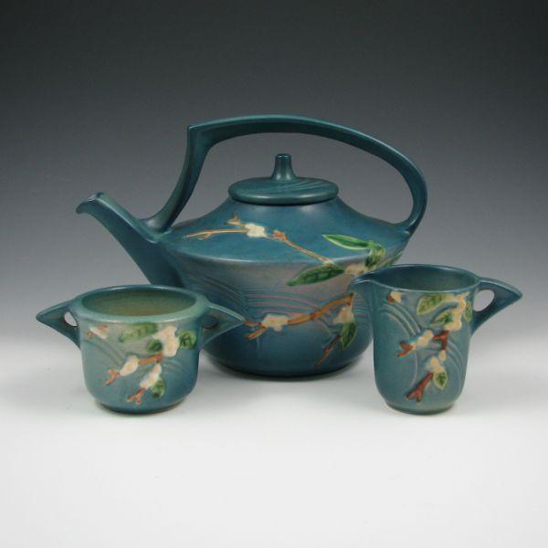 Roseville Snowberry tea set in blue