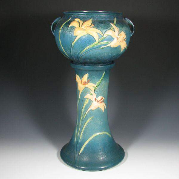 Roseville Zephyr Lily jardiniere