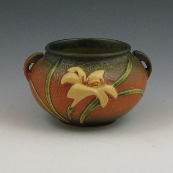 Roseville Zephyr Lily jardiniere in