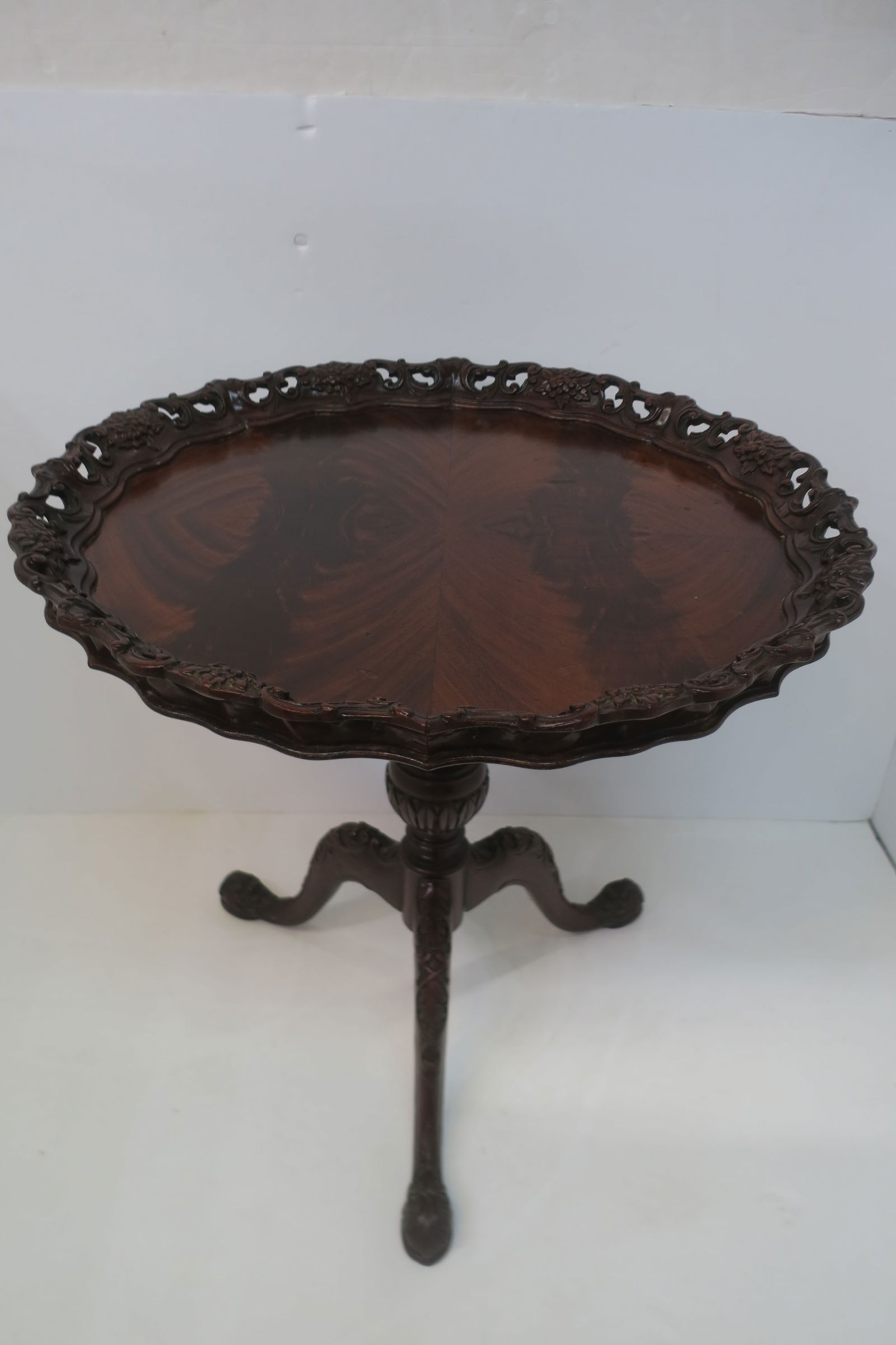 ROUND CARVED MAHOGANY PEDESTAL
