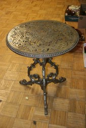 ROUND IRION CAFE-TYPE TABLE WI