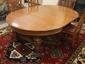 ROUND OAK DINING TABLE WITH SI