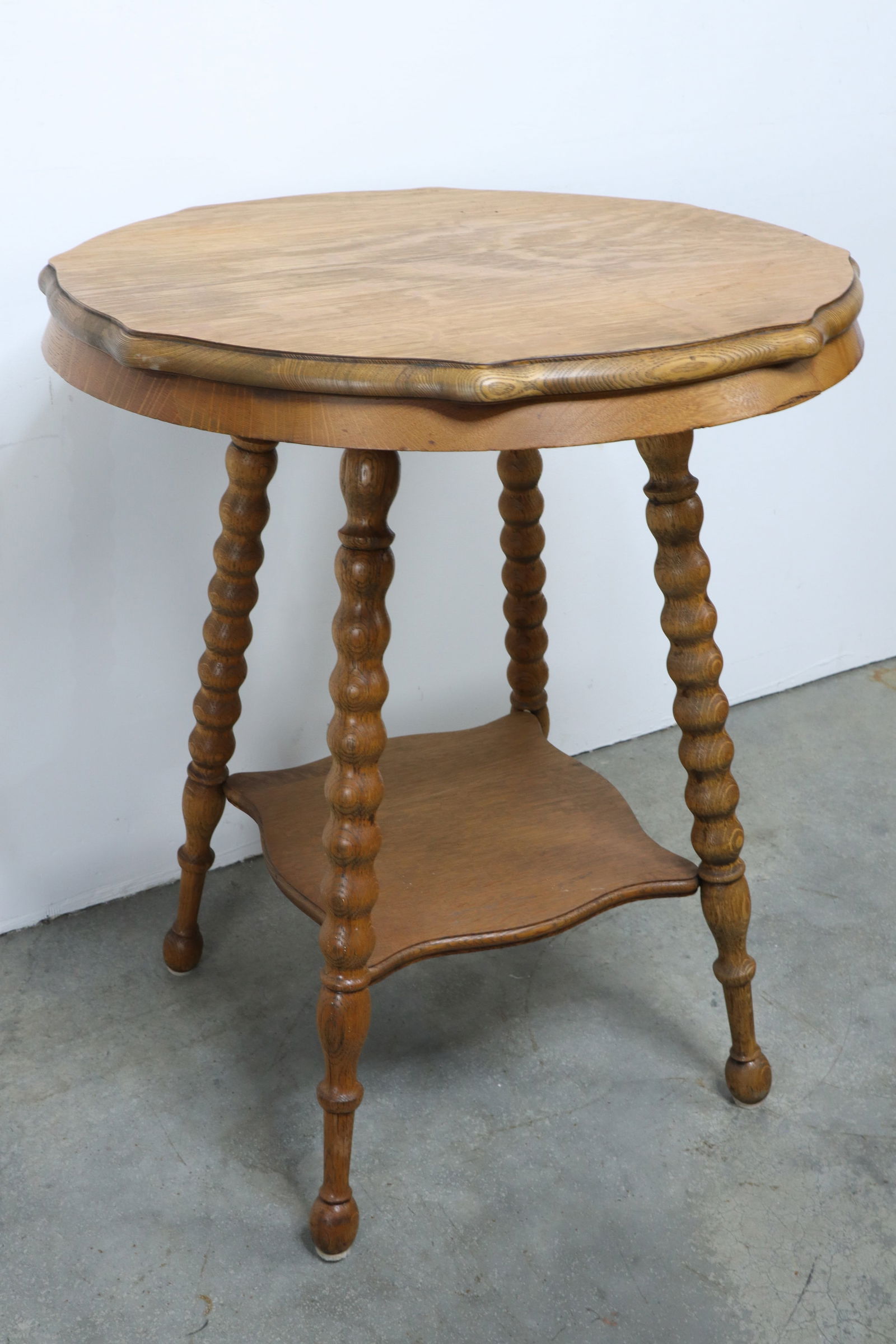 ROUND SOLID OAK OCCASIONAL TABLE