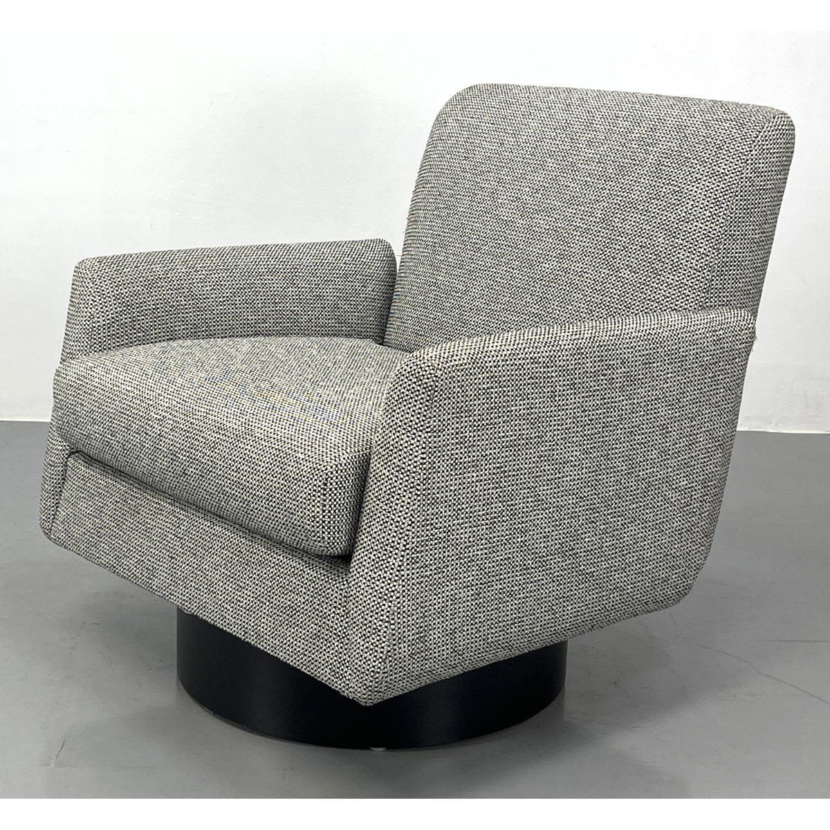 Round Swivel Base Lounge Chair. 