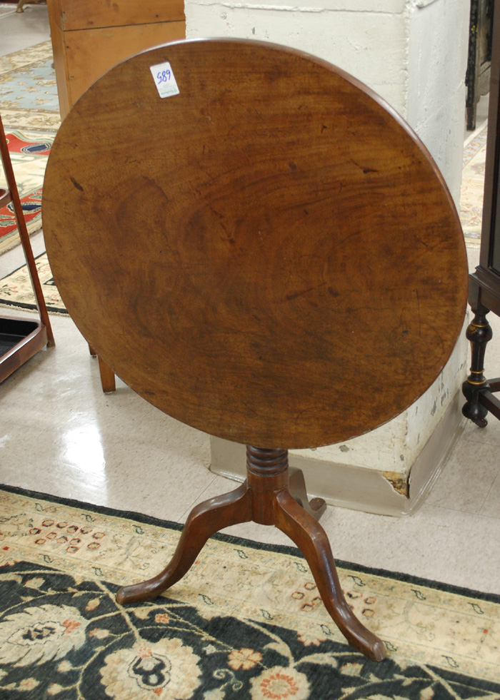 ROUND TILT-TOP MAHOGANY TEA TABLE