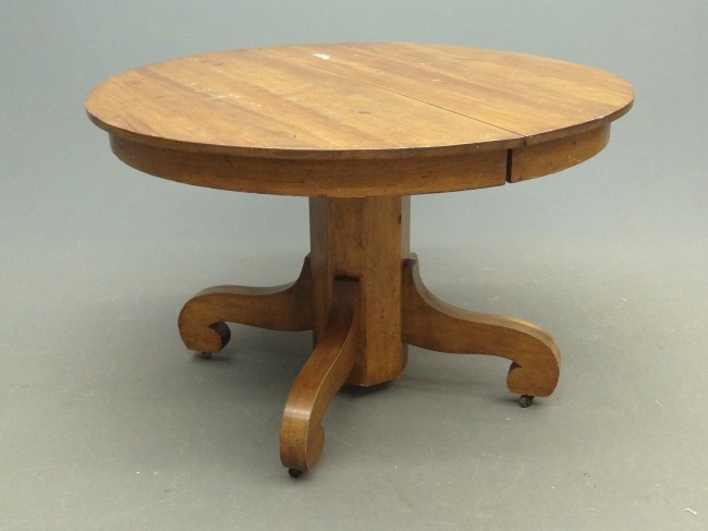 Round Victorian table. Top 45'' W