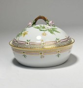 ROYAL COPENHAGEN "FLORA DANICA