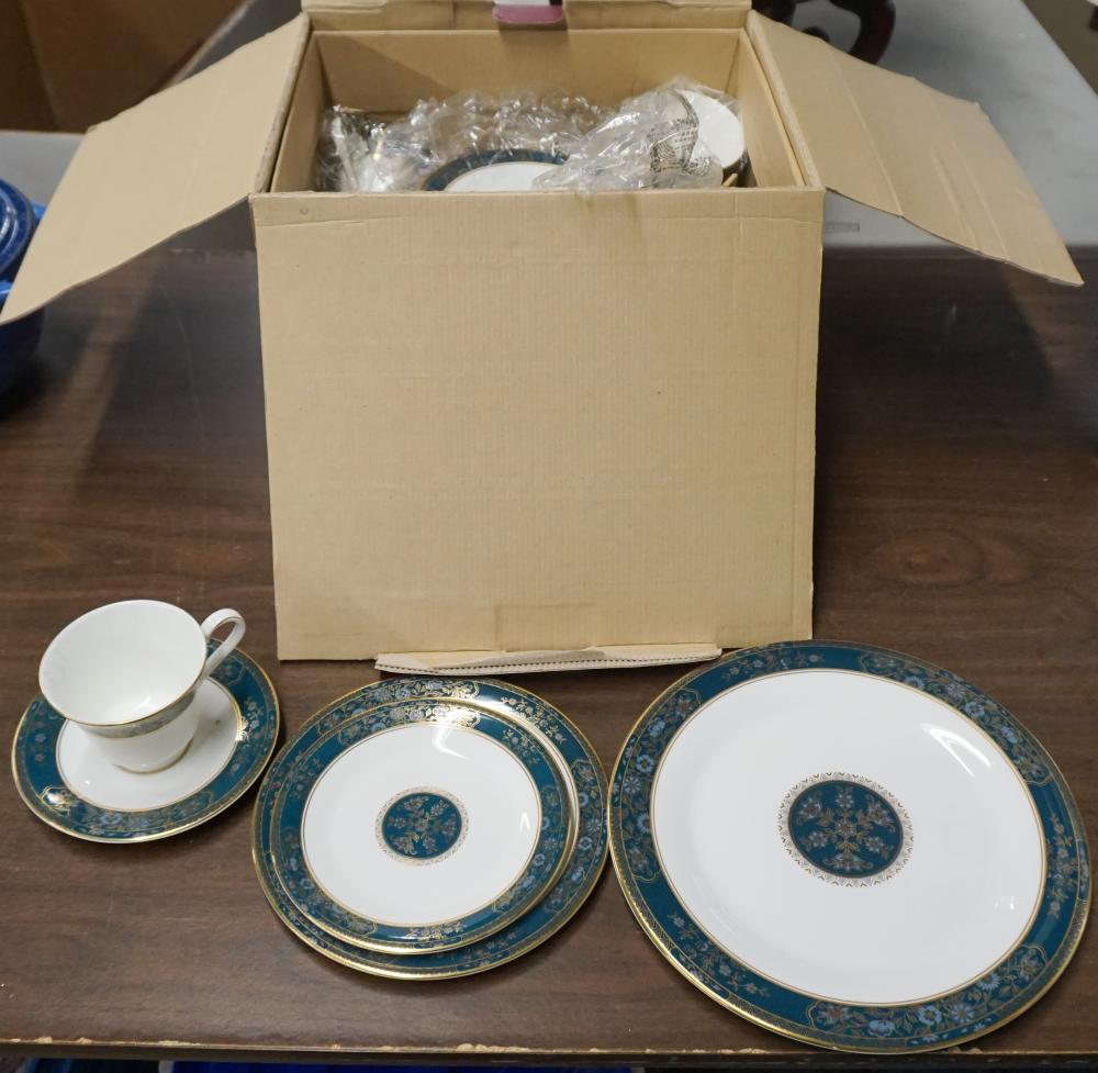 ROYAL DOULTON 'CARLYLE' 20-PIECE