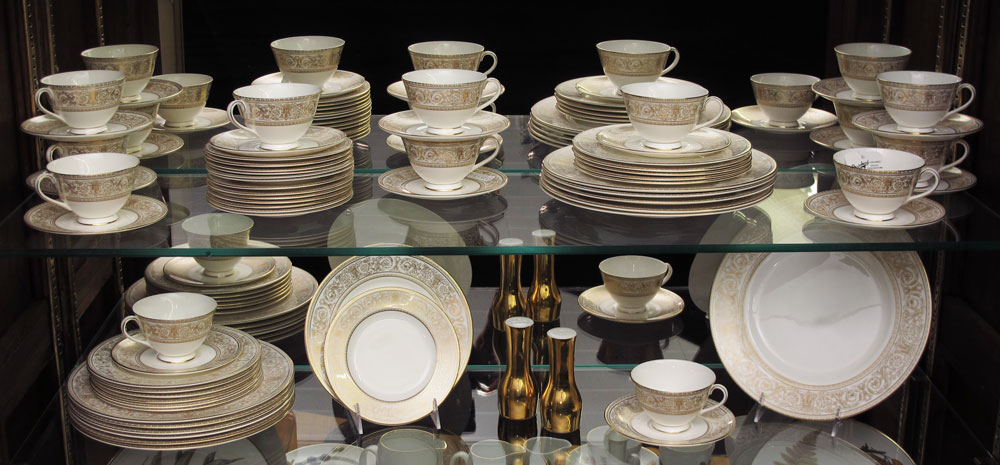 ROYAL DOULTON CHINA SERVICE