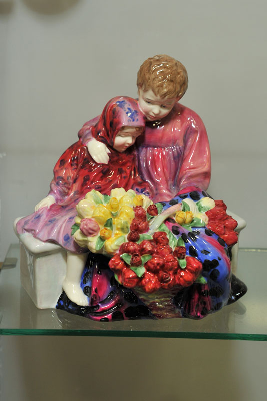 ROYAL DOULTON FLOWER SELLER'S