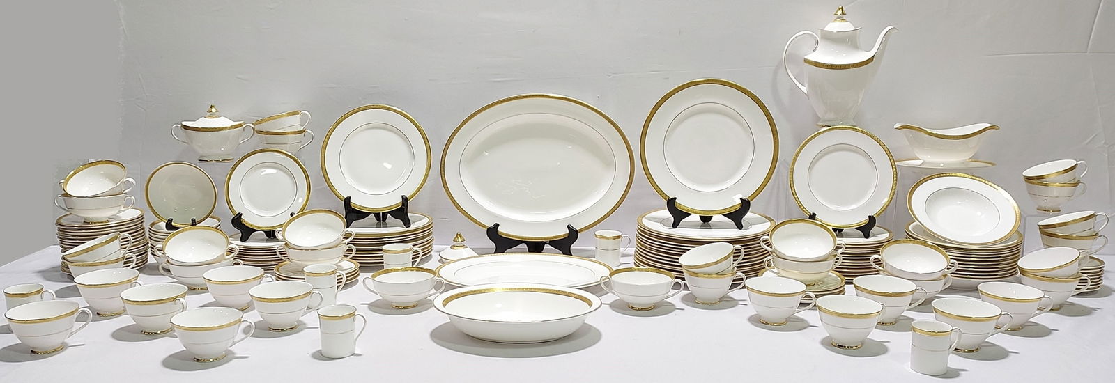 ROYAL DOULTON "ROYAL GOLD" FINE