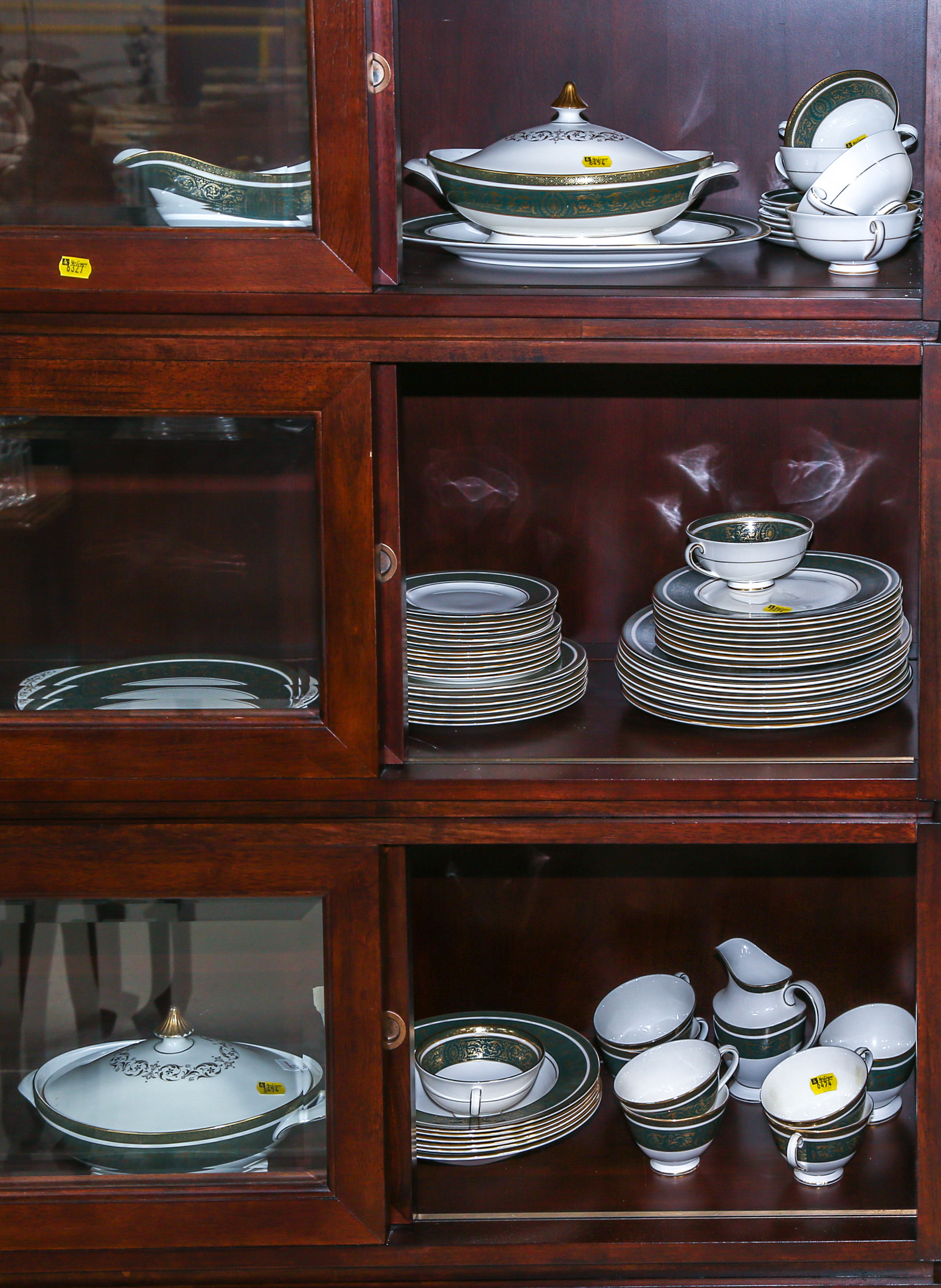 ROYAL DOULTON VANBOROUGH DINNER