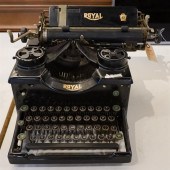 ROYAL MANUAL TYPEWRITERRoyal M