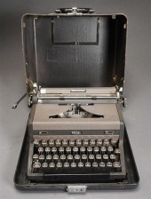 ROYAL QUIET DE LUXE TYPEWRITER