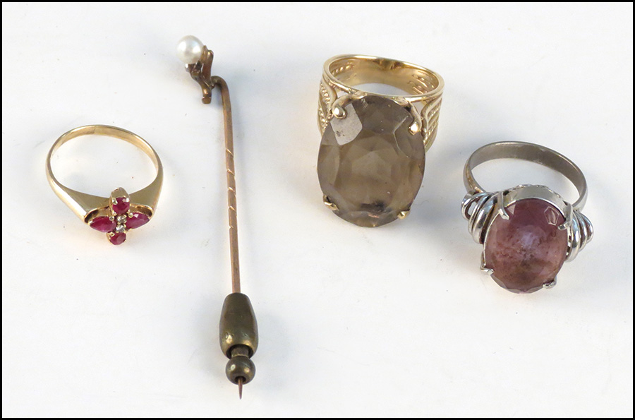 RUBY AND 14 KARAT YELLOW GOLD RING.