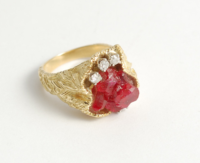 RUBY AND EIGHTEEN KARAT GOLD RING