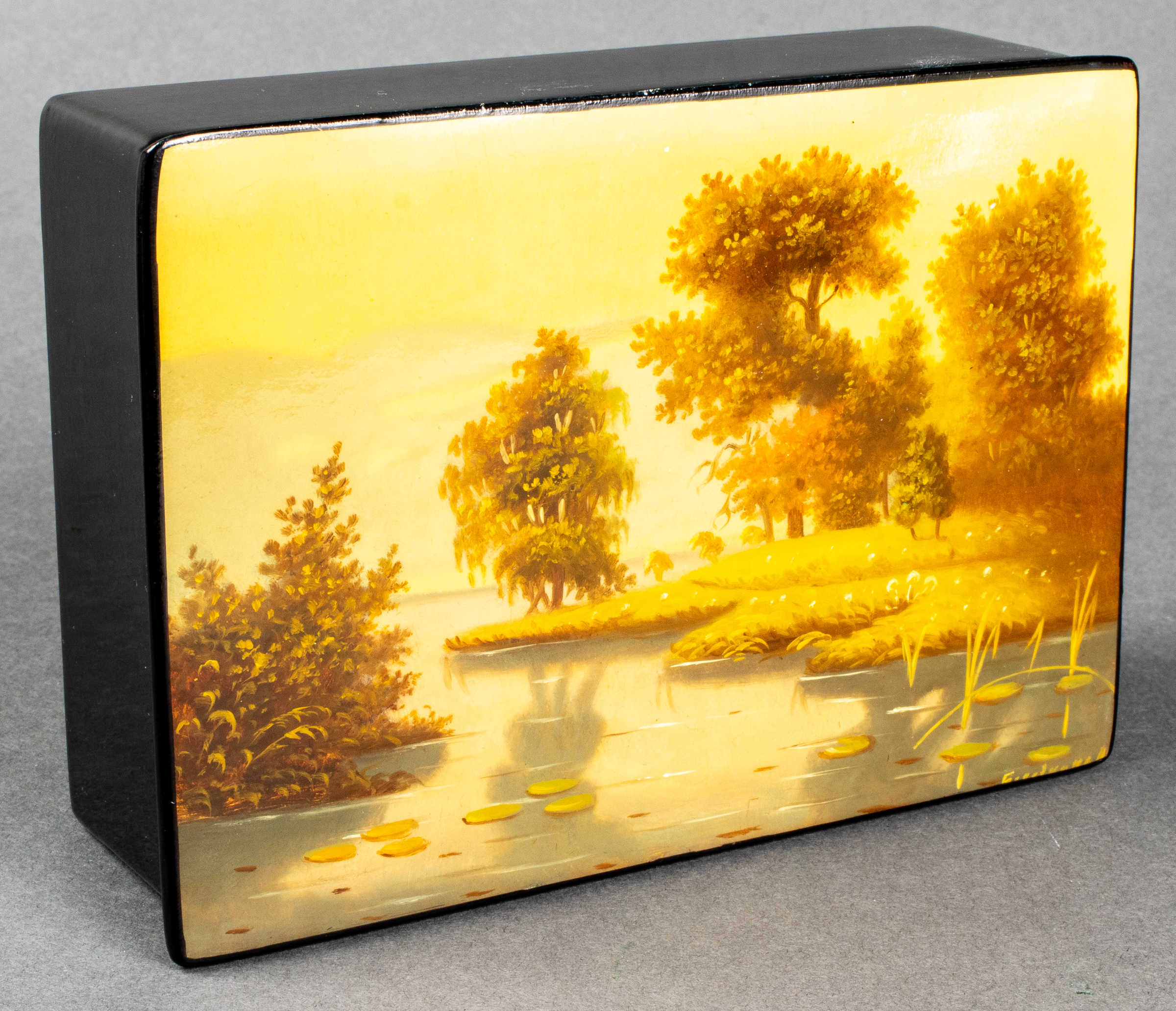 RUSSIAN HAND-PAINTED LACQUER BOX