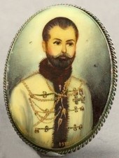 Russian Oval Enameled Shell Po