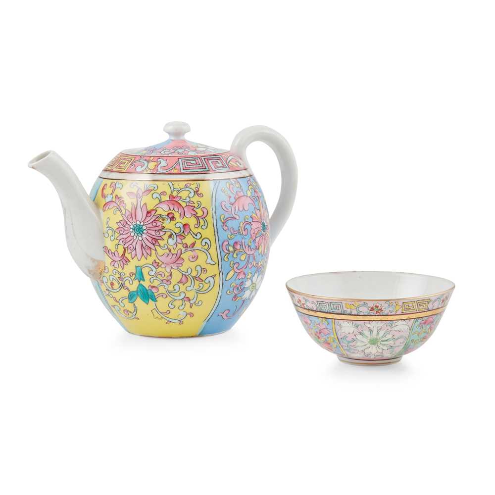 RUSSIAN PORCELAIN TEAPOT, GARDNER
