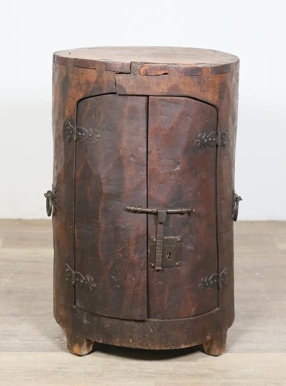 RUSTIC PRIMITIVE TREE TRUNK