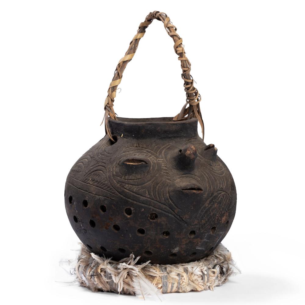 SAGO EARTHENWARE POT WITH FEATHER
