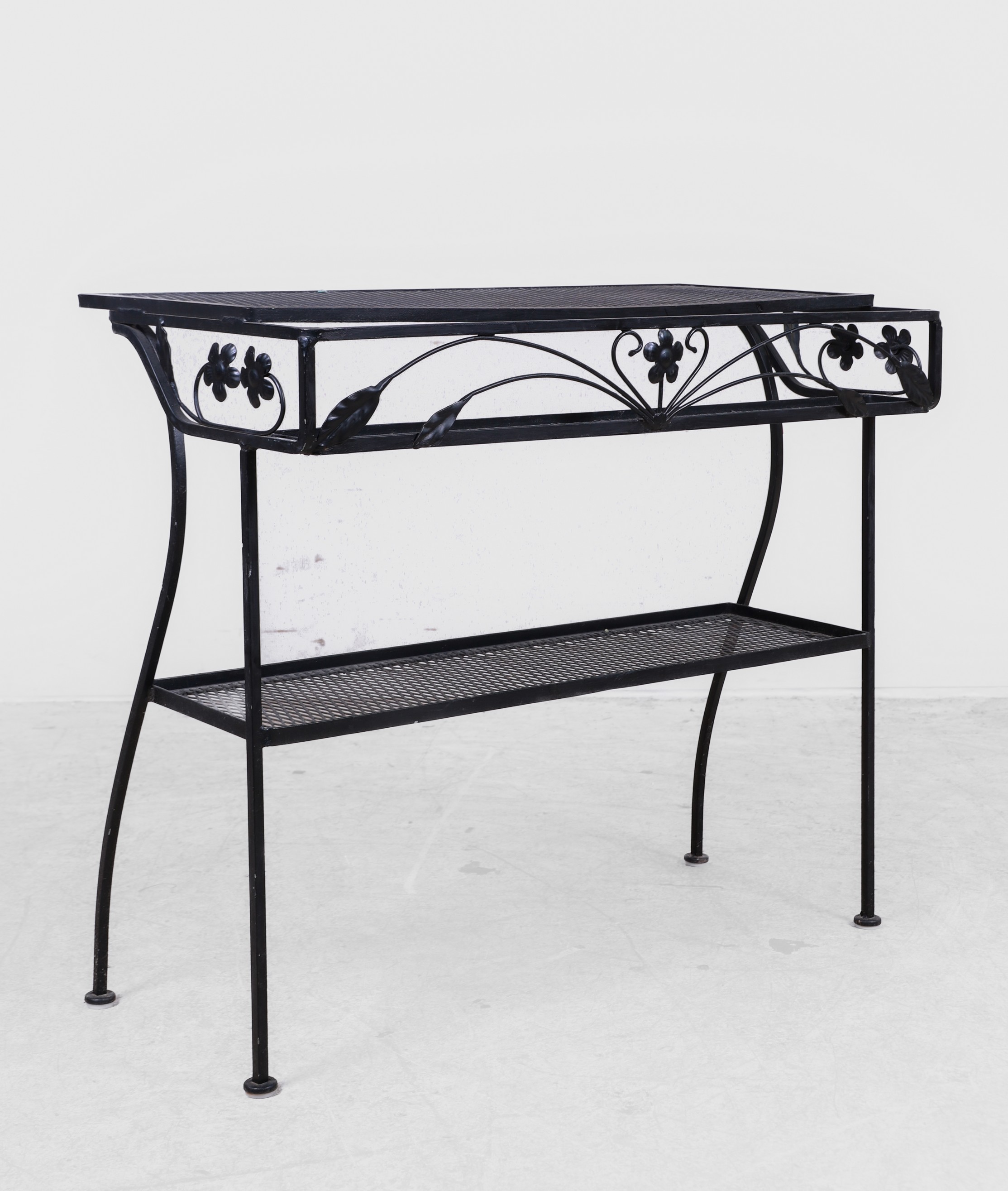 Salterini potting stand, floral and