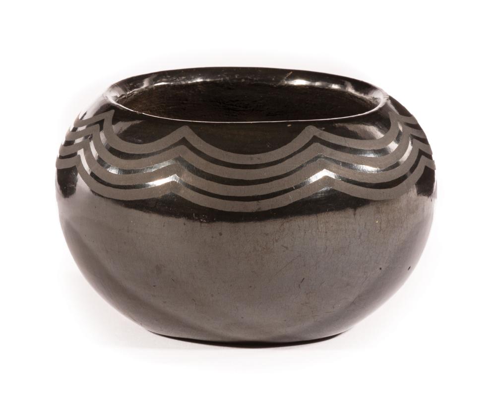 SAN ILDEFONSO BLACK POTTERY VASESan