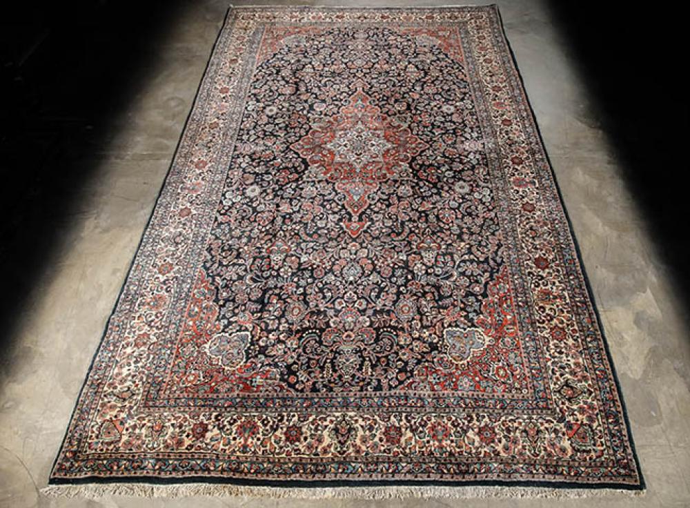 SAROUK RUG, CIRCA 1920-1930Sarouk