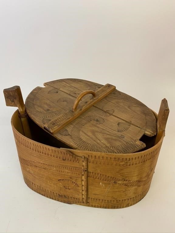 Scandinavian pine bride's box, 19th