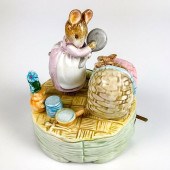 SCHMID MUSICAL FIGURINE BOX, T
