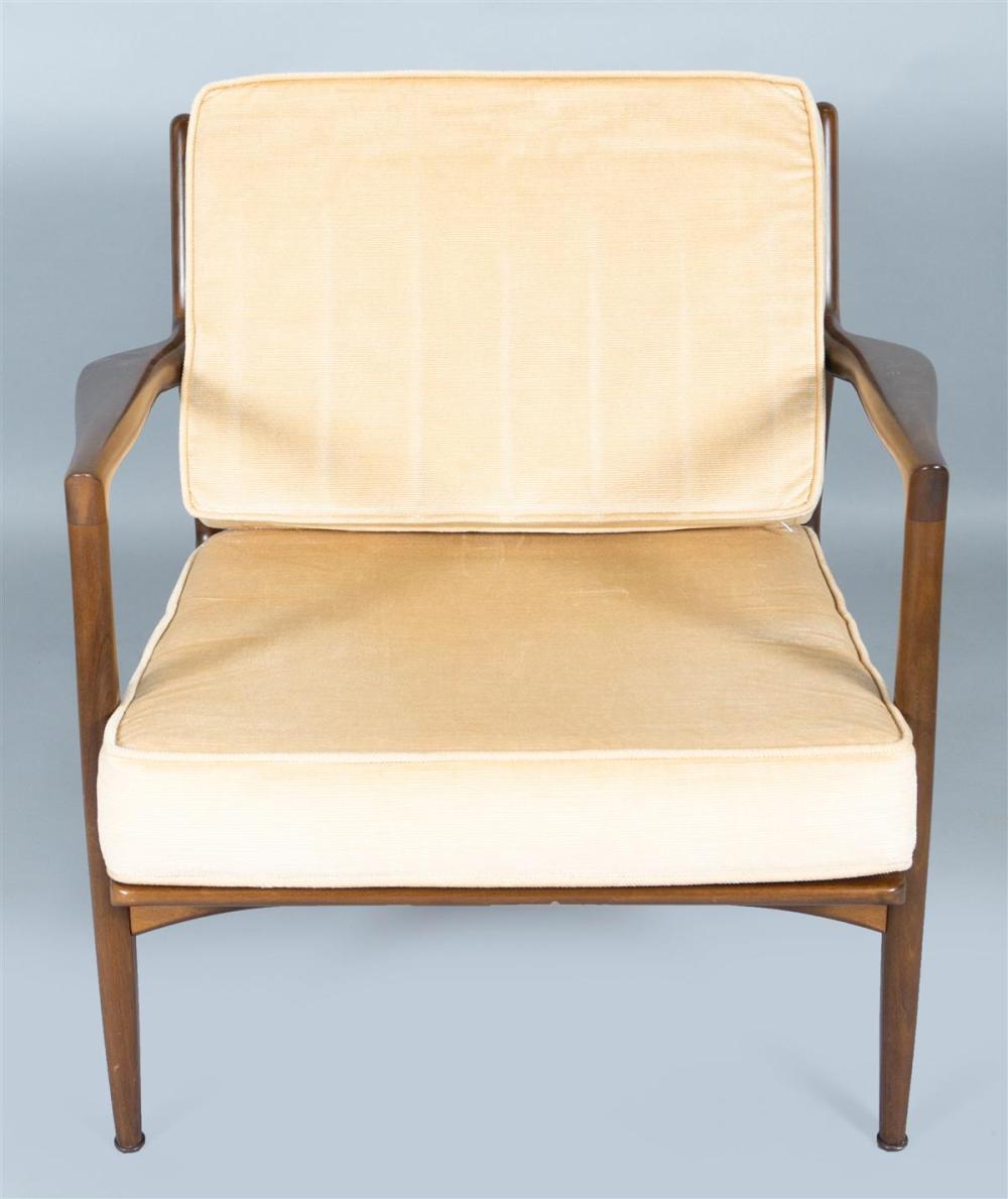 SCULPTED MID-CENTURY LOUNGE CHAIR