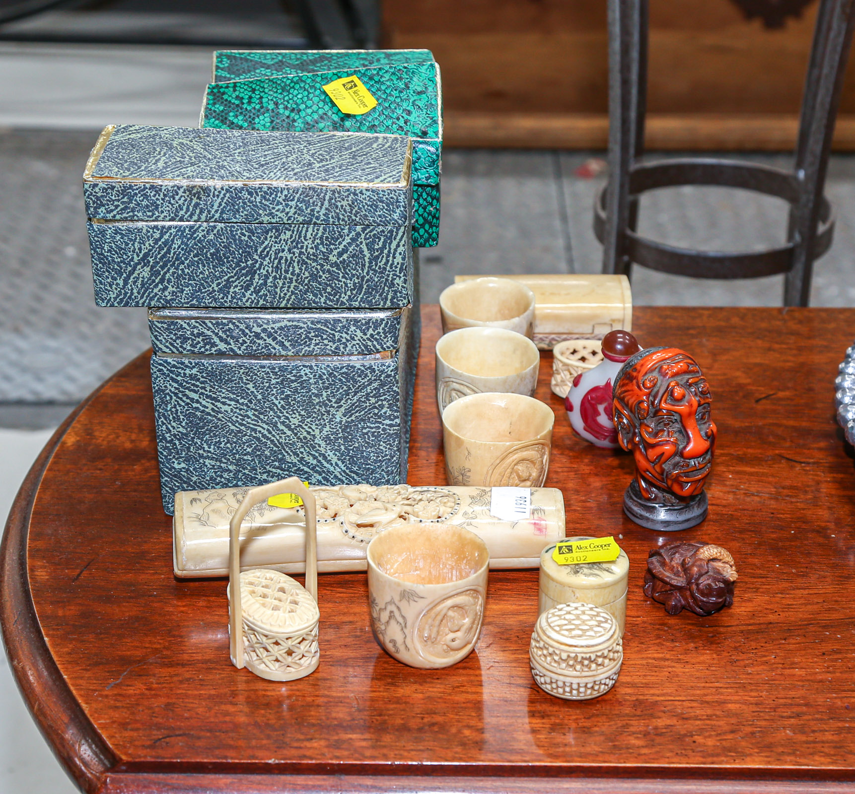 SELECTION OF BONE TRINKETS &