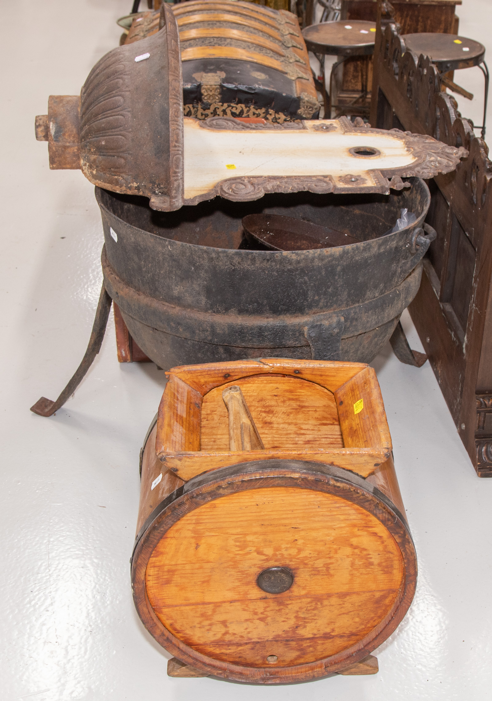 SELECTION OF CAST IRON & KITCHEN