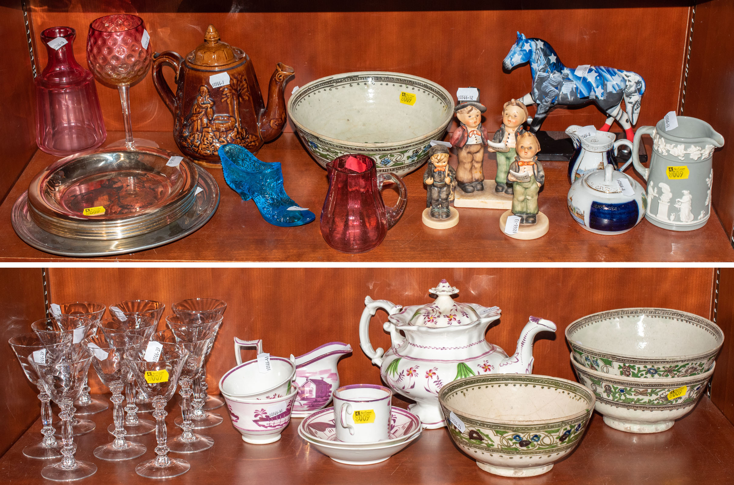 SELECTION OF COLLECTIBLES &