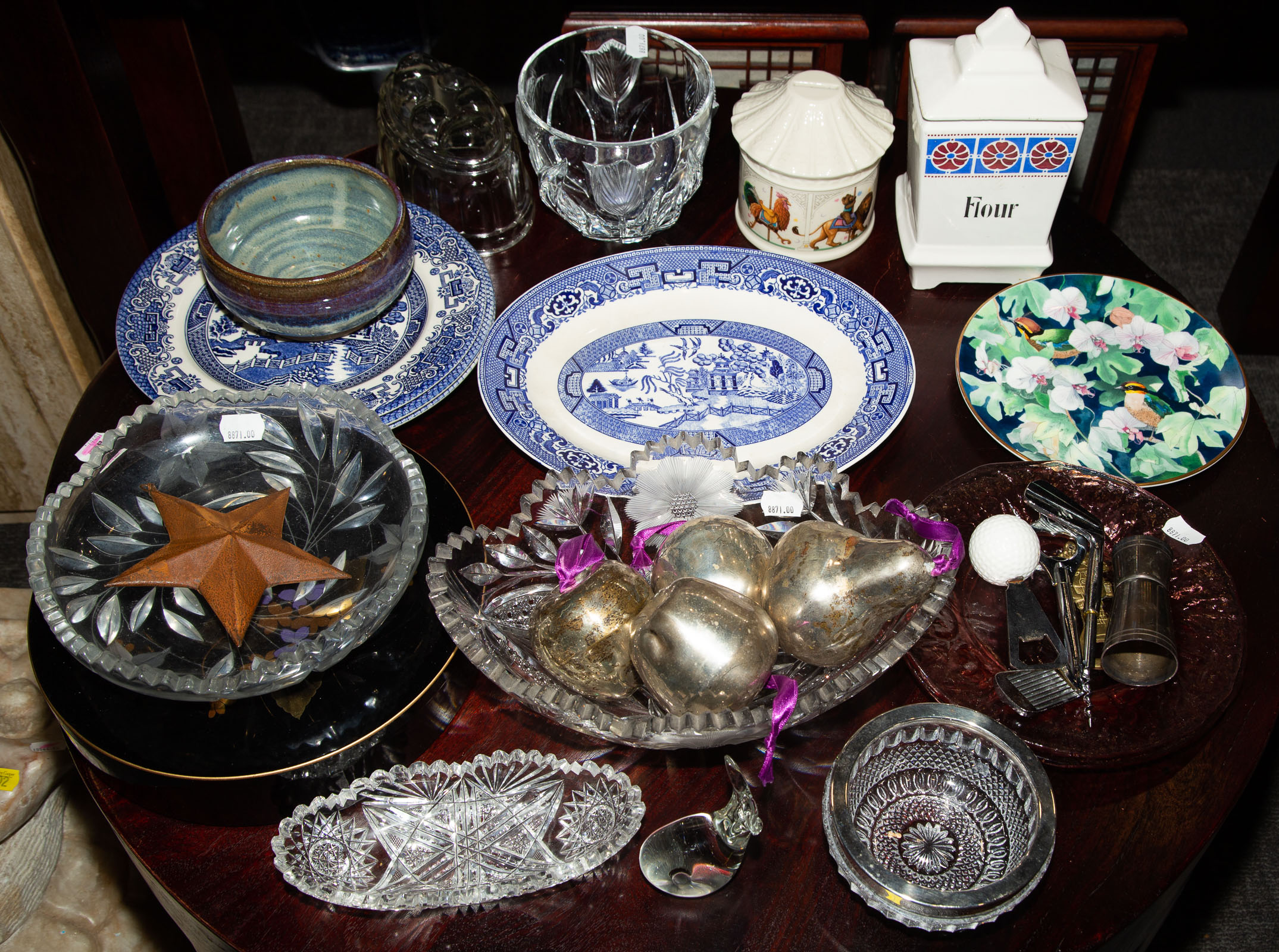 SELECTION OF COLLECTIBLES &