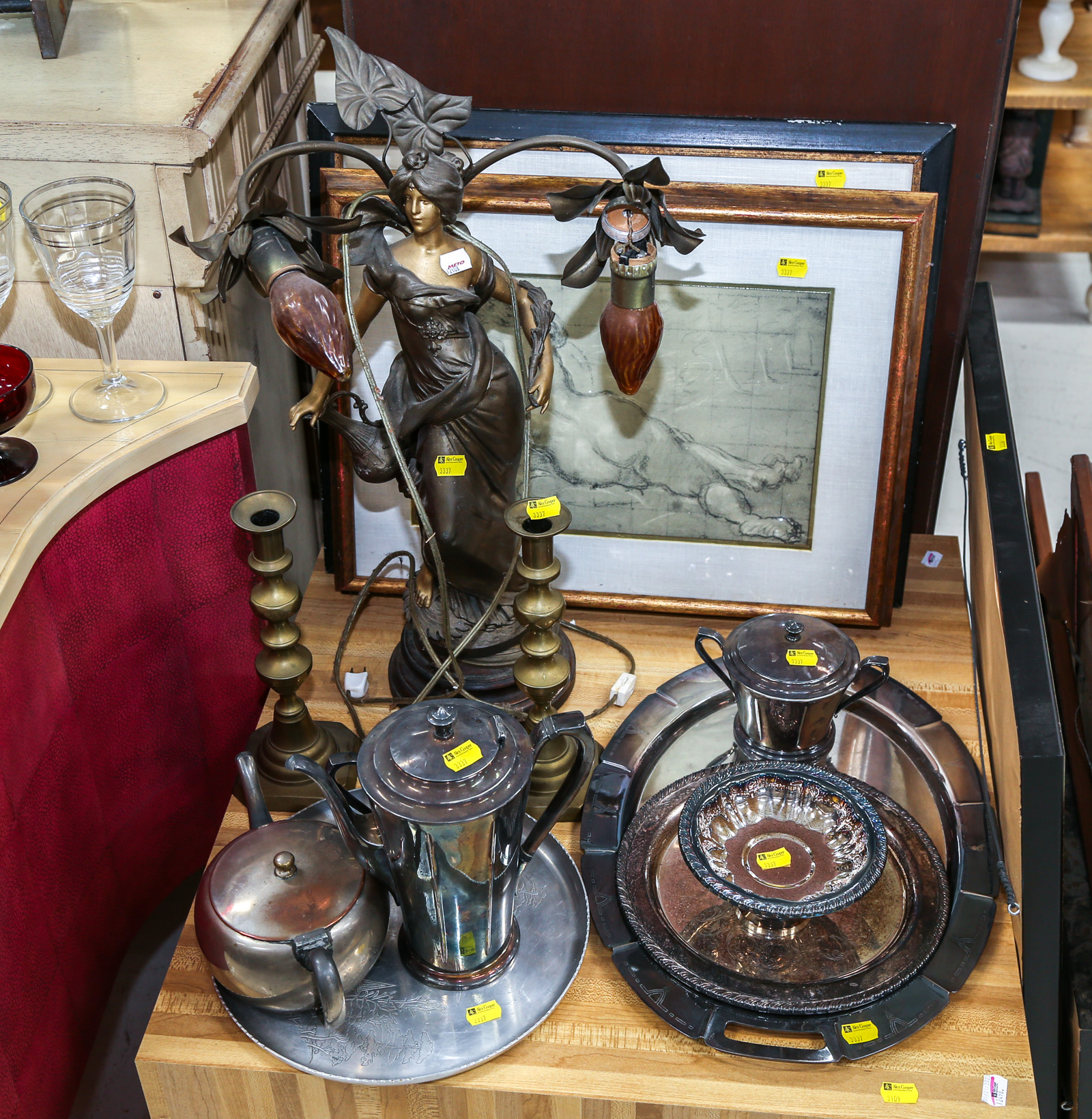 SELECTION OF COLLECTIBLES &