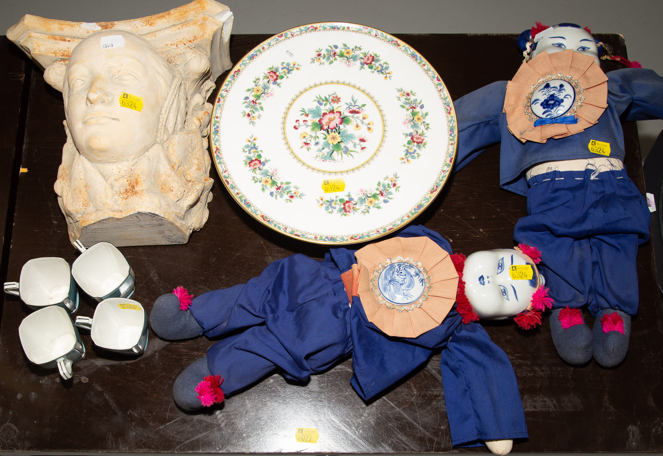 SELECTION OF COLLECTIBLES &