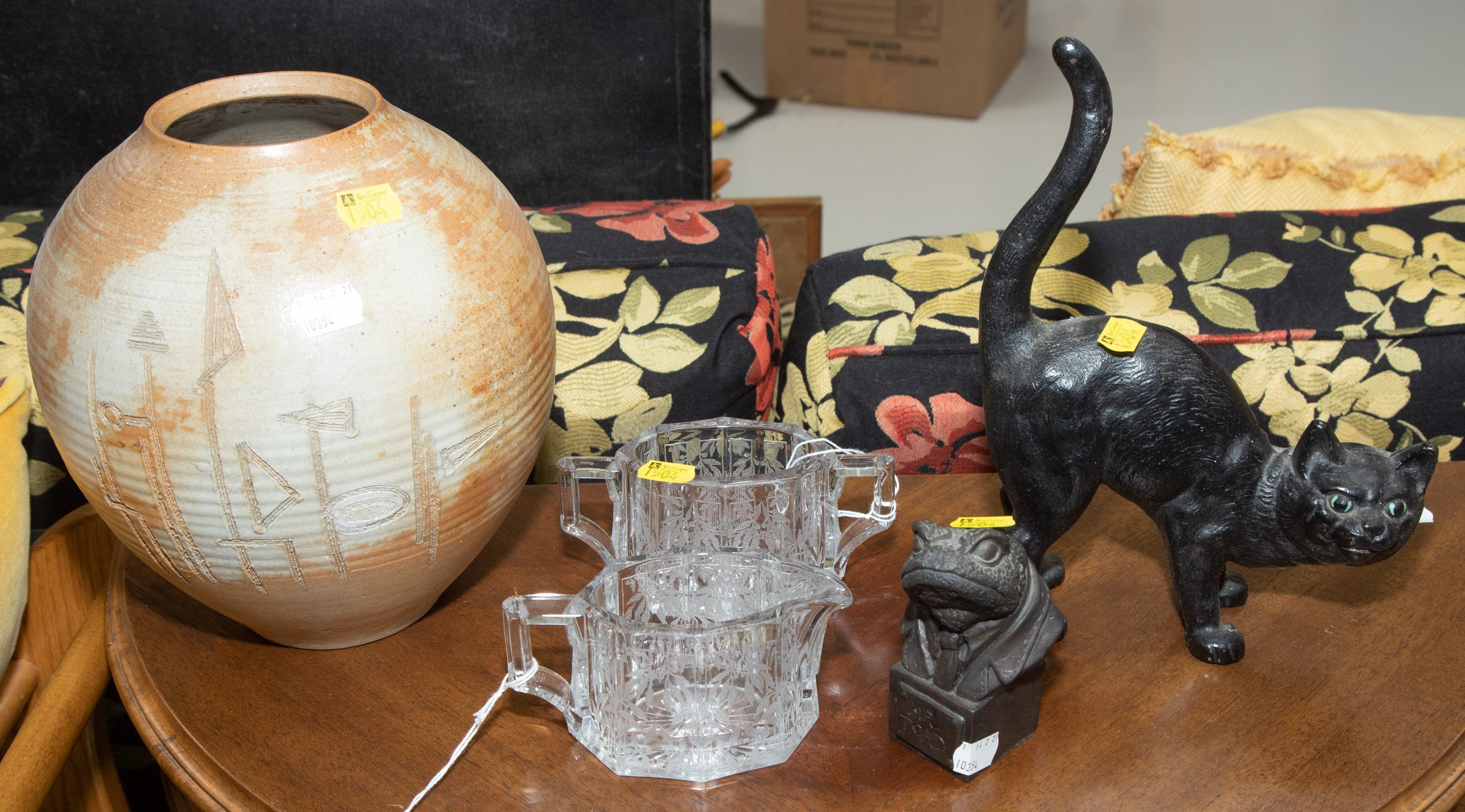 SELECTION OF COLLECTIBLES