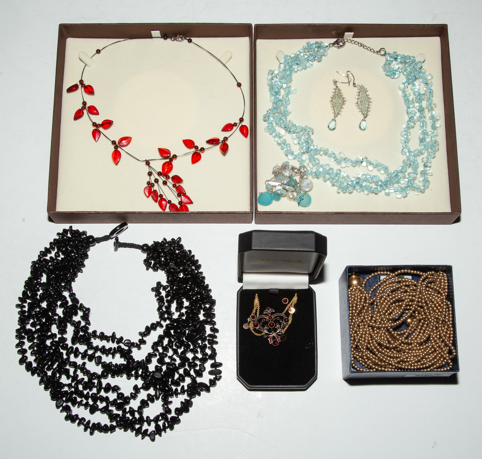 SELECTION OF COSTUME JEWELRY