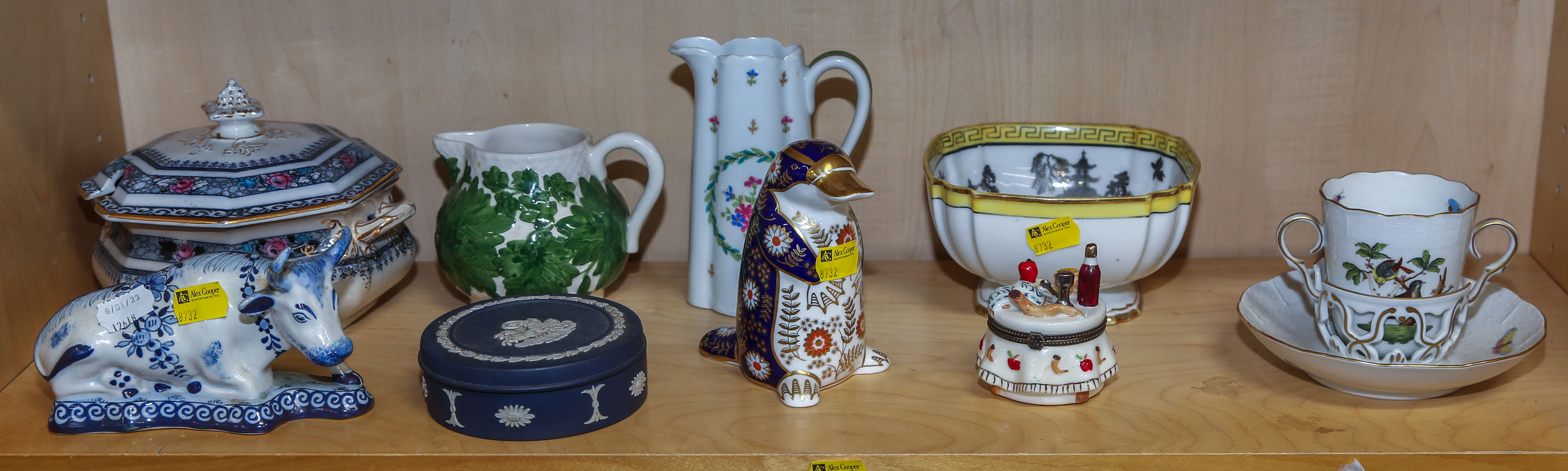 SELECTION OF DECORATIVE CERAMICS