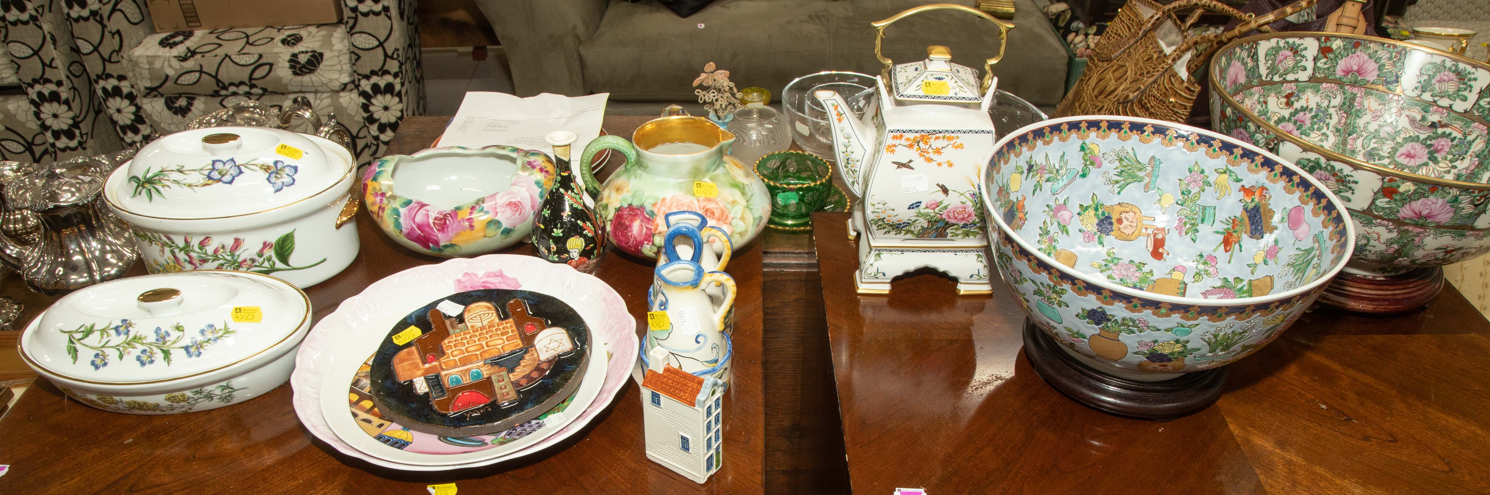 SELECTION OF DECORATIVE CHINA