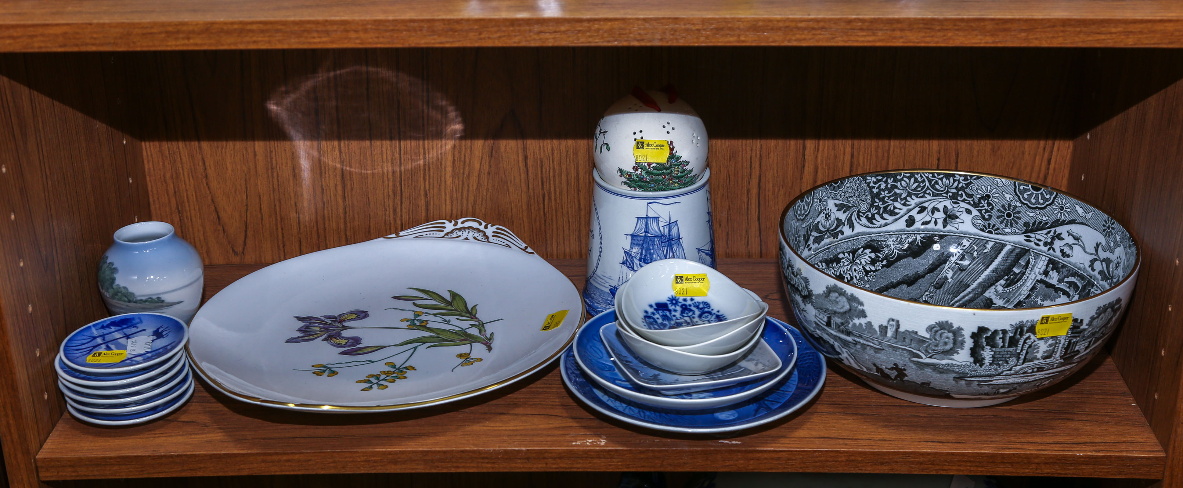 SELECTION OF DECORATIVE CHINA