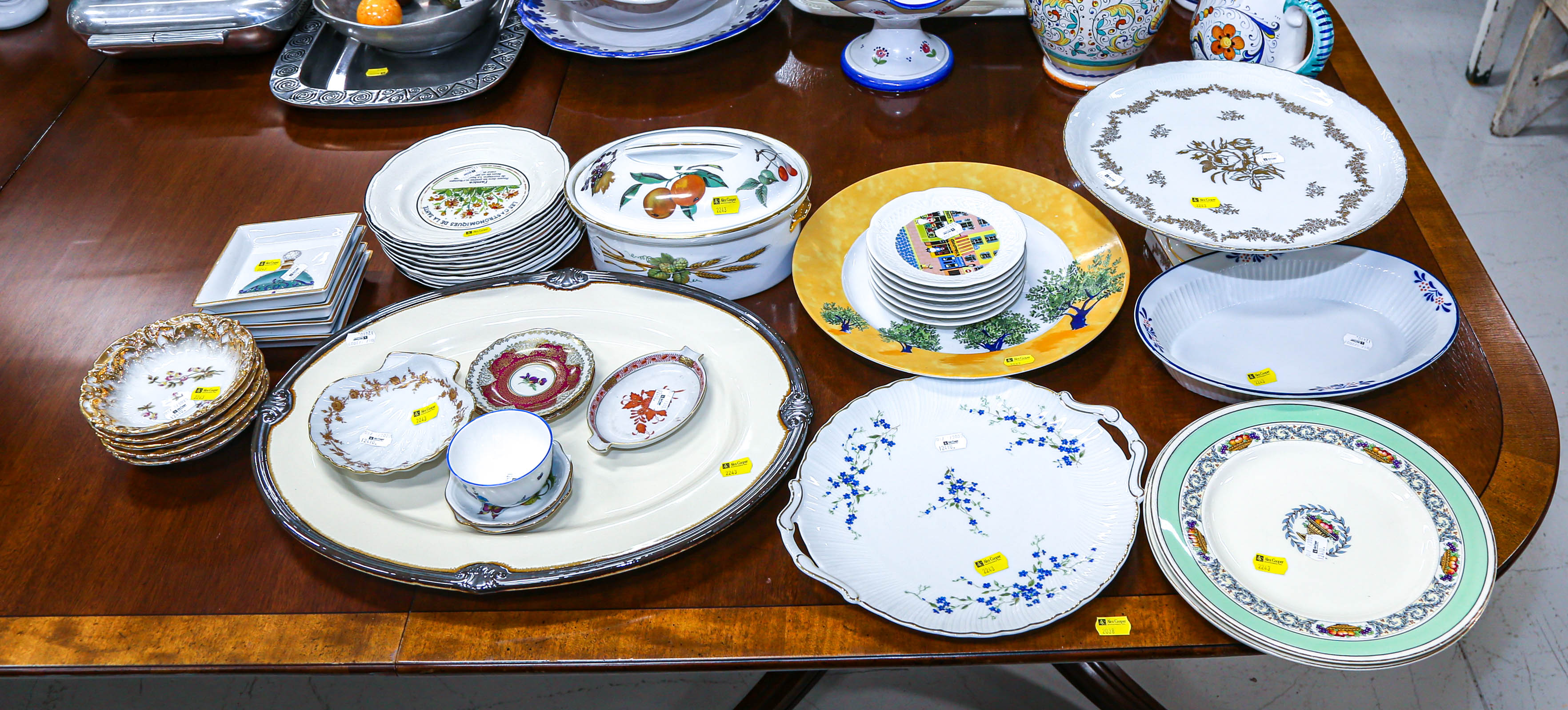 SELECTION OF DECORATIVE DISHES &