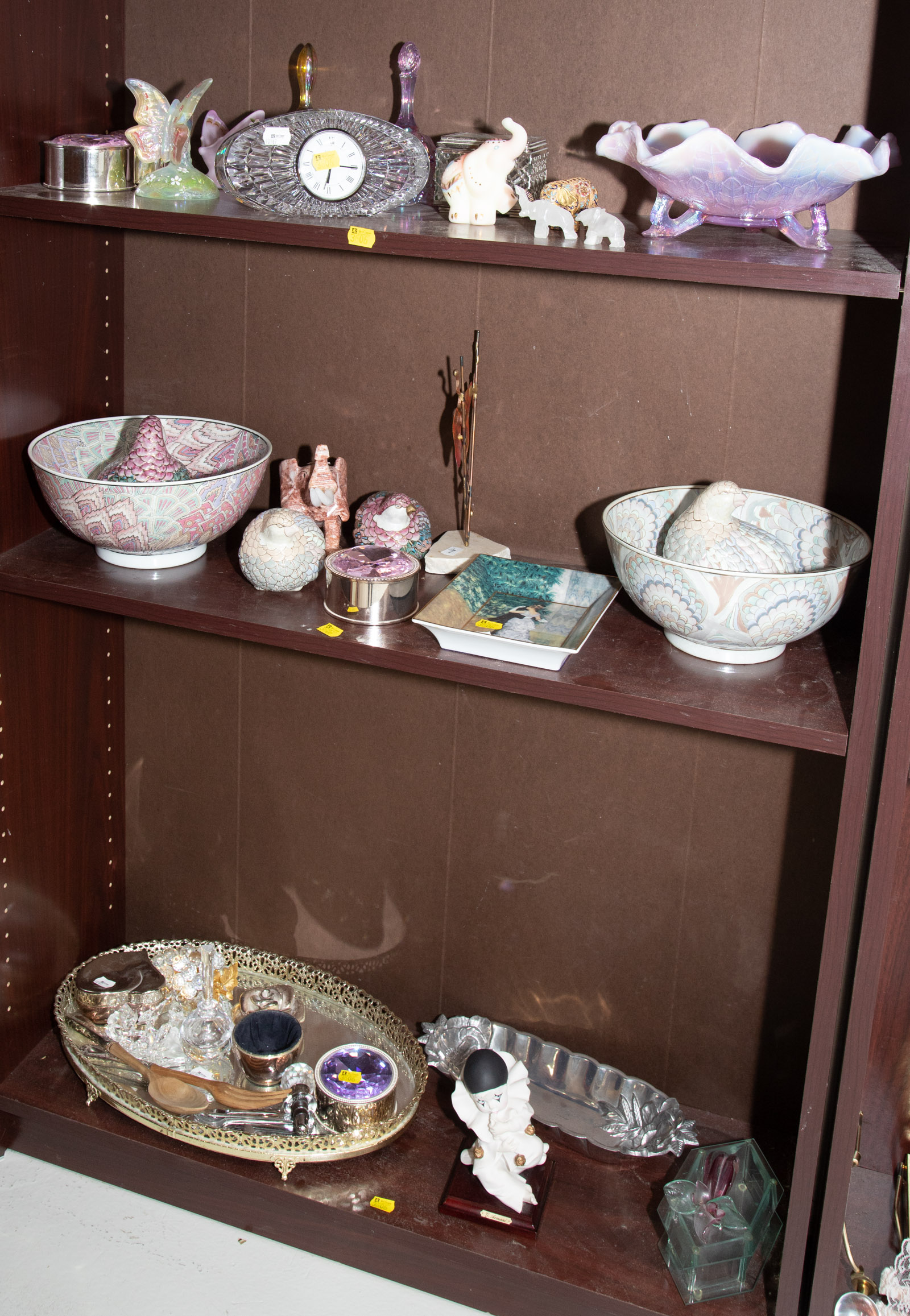 SELECTION OF DECORATIVE ITEMS