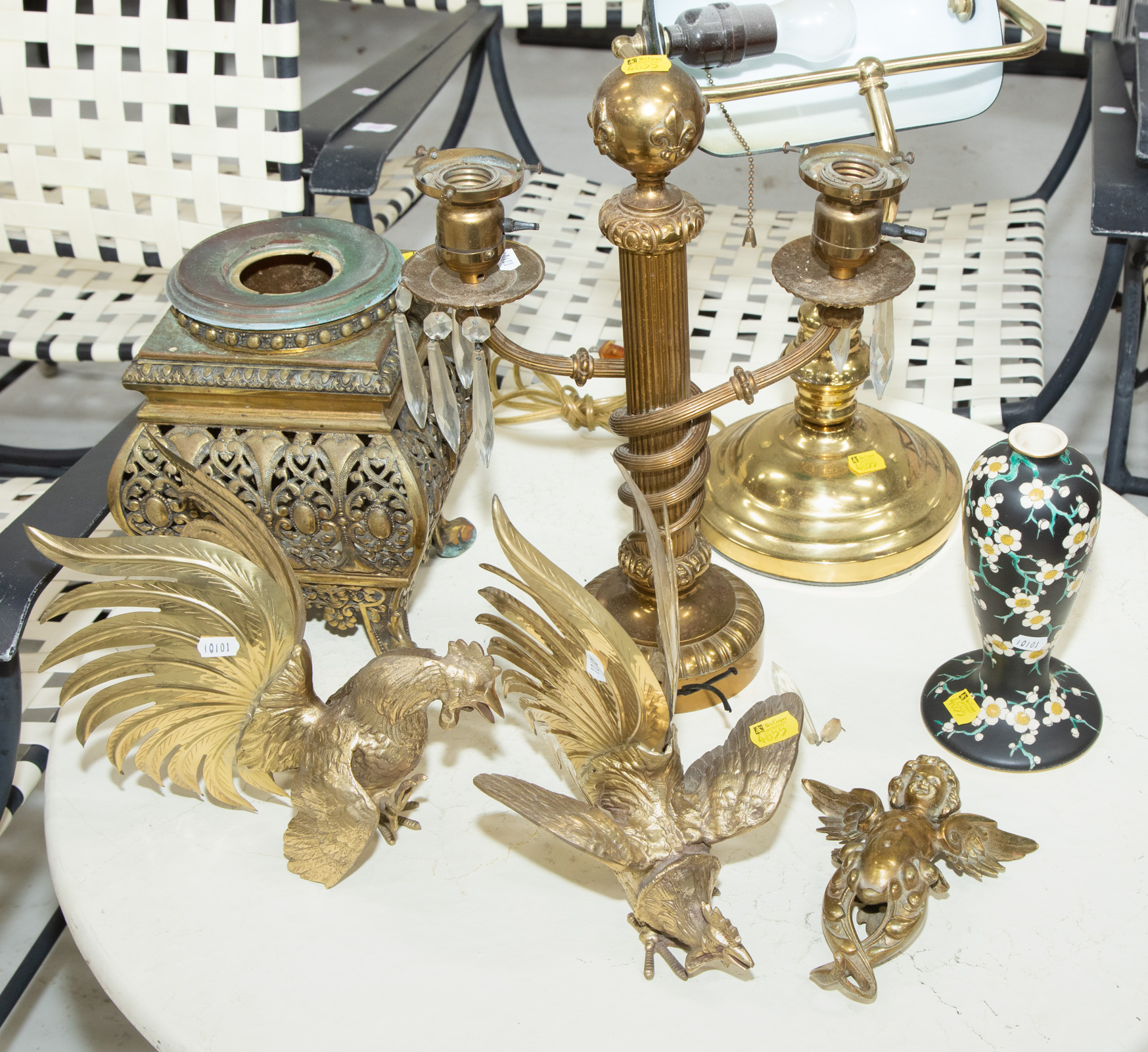 SELECTION OF LIGHTING & DECORATIONS
