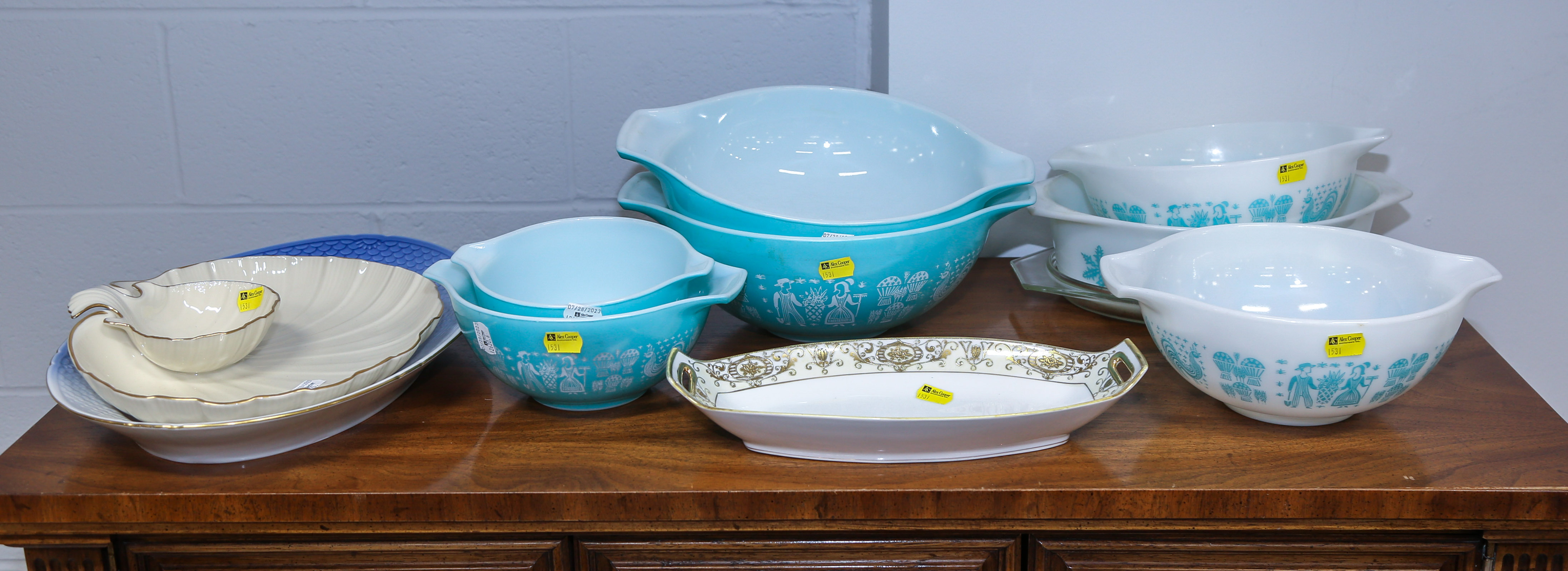 SELECTION OF PYREX PA. DUTCH