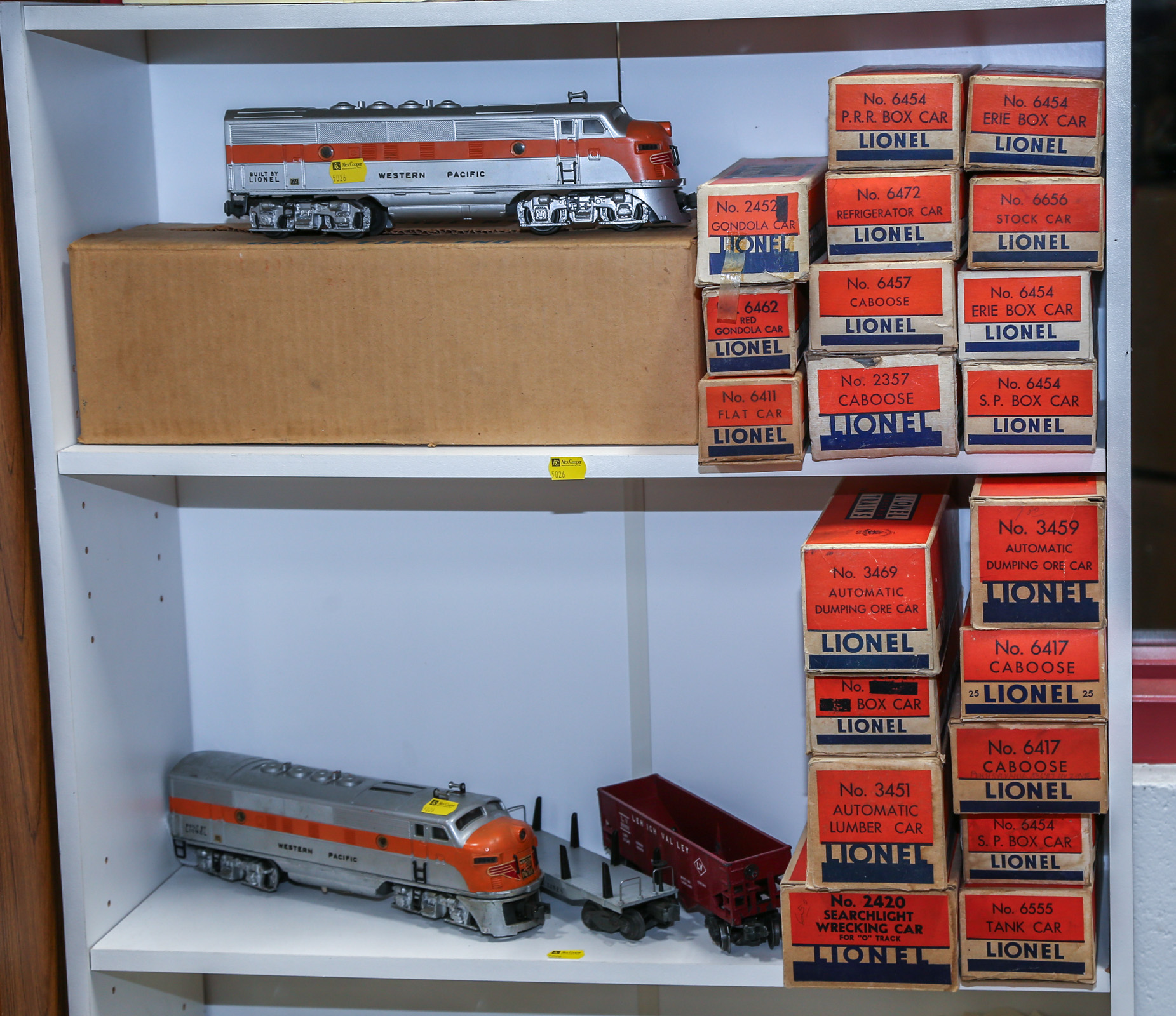 SELECTION OF VINTAGE LIONEL "O"