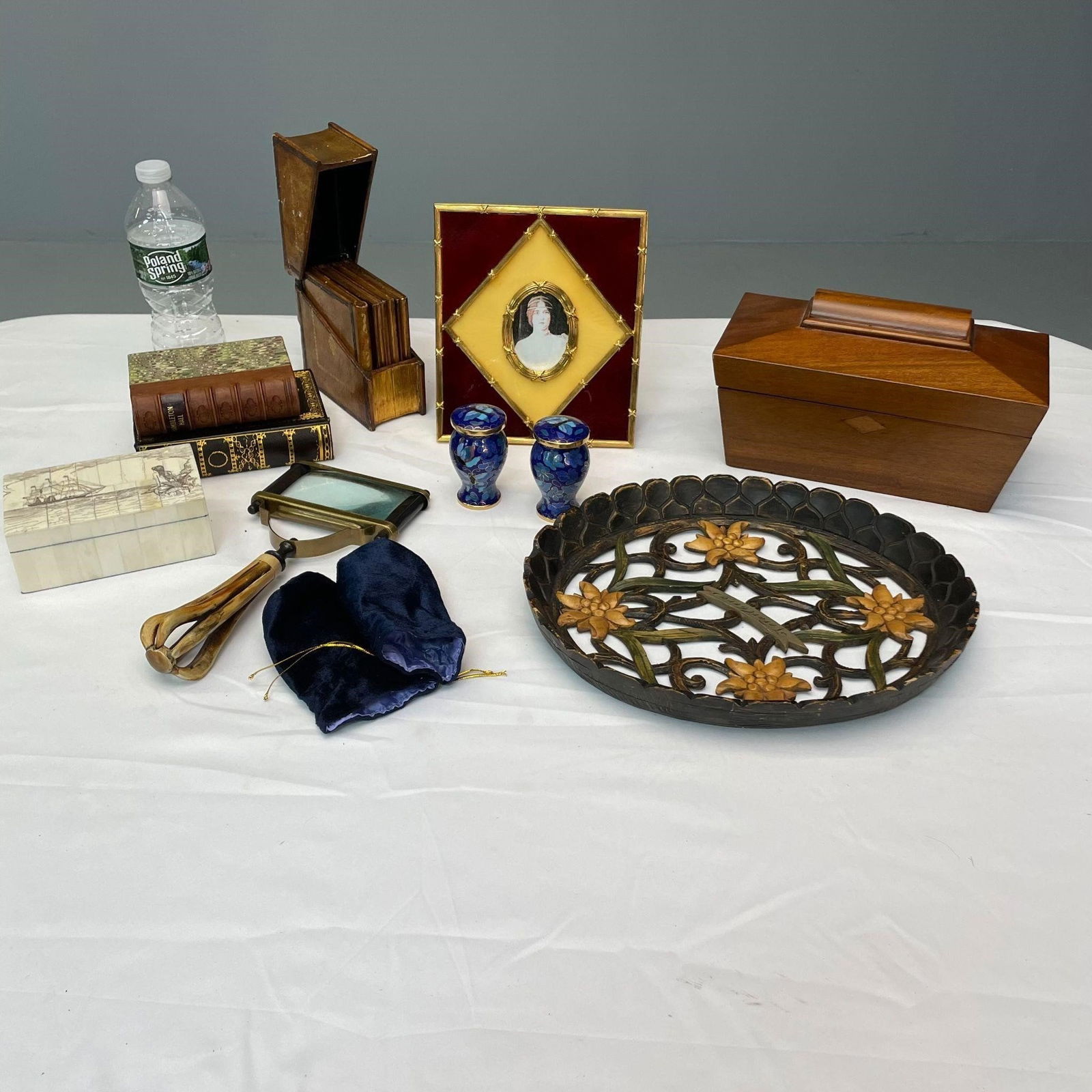 SET OF 10 MISCELLANEOUS PIECESSet